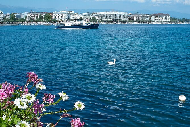 Audioguided sightseeing cruise of Geneva - Leaving Quai du Mont-Blanc