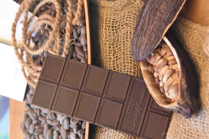Chocolate tour in Bern with chocolate tasting - The opening tasting: industrial chocolate and the un-conched sample