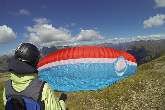 Davos Paragliding Private Tandem Pilot Half Day - Getting ready for the first few steps