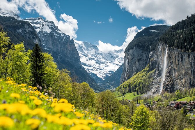 Discover Lauterbrunnen with CHEESE & CHOCOLATE - Taking the 10-minute bus to Trümmelbach