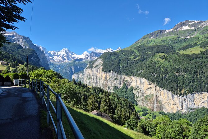 Easy countryside tour in Swiss Alps - kids friendly - Seeing the Lauberhorn slopes in Wengen