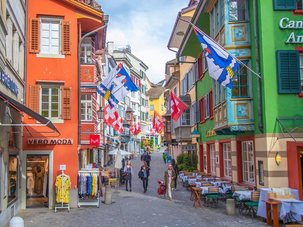Explore Zurich in 60 minutes with a Local - Lindenhof and the Roman traces above the river
