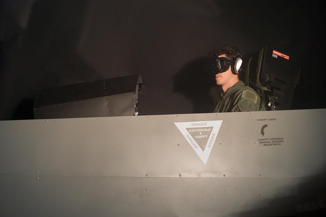 F / A-18 fighter jet flight simulator in Zurich - A 15 to 20-minute briefing before the flight