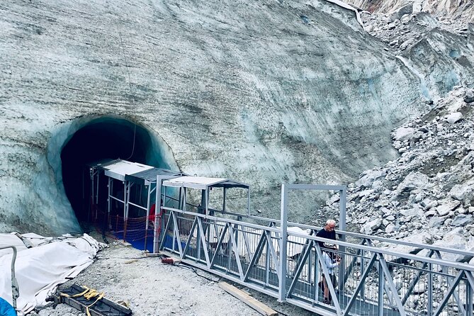 Geneva Day Trip to Mont Blanc glacier and 3860m Top - Going higher at Aiguille du Midi