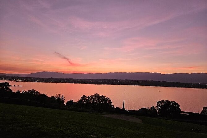 Geneva: Sightseeing of top Places Tour Electric TukTuk 1H15 tour - St. Pierre Cathedral and the 157-step option