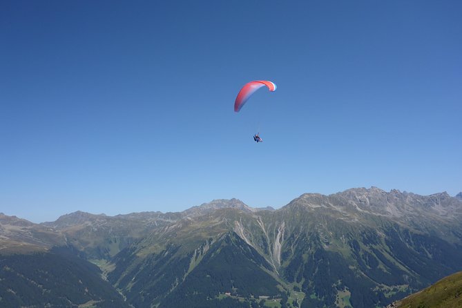 Klosters Tandem Paragliding Flight from Gotschna - Steering and optional freestyle action