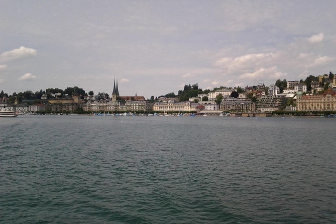 Lucerne Half-Day Small Group Walking Tour incl. Lake Cruise - Schwanenplatz and St. Leodegar