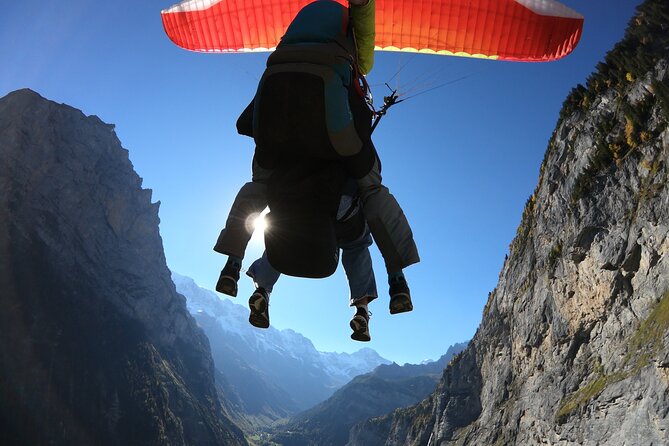 Mürren: Paragliding over the Lauterbrunnen Valley - Waterfalls, Schilthorn, and the Lauterbrunnen Valley below