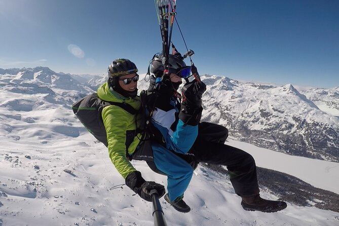 Paragliding Tandem Flights in Engadin - A calm tandem flight, with the pilot doing the work