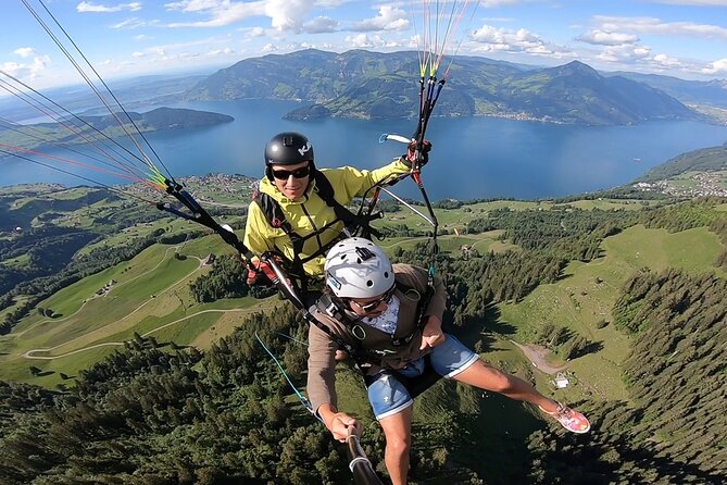 Paragliding Tandem in Switzerland - Preparing for a tandem flight above Brunni