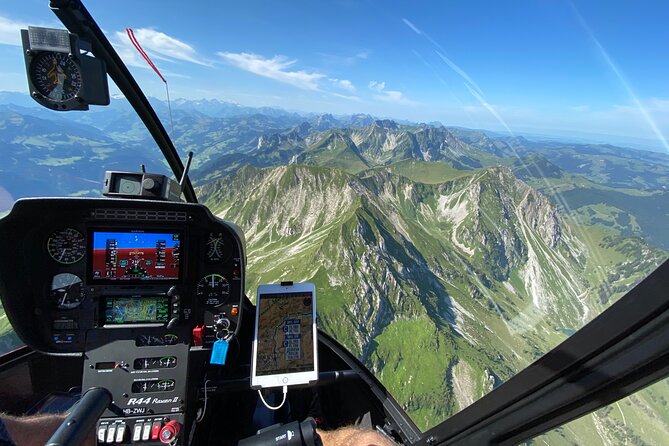 Private helicopter tour to Jura and Seeland - a beautiful sightseeing flight - Creux du Van and the distant Bernese Alps